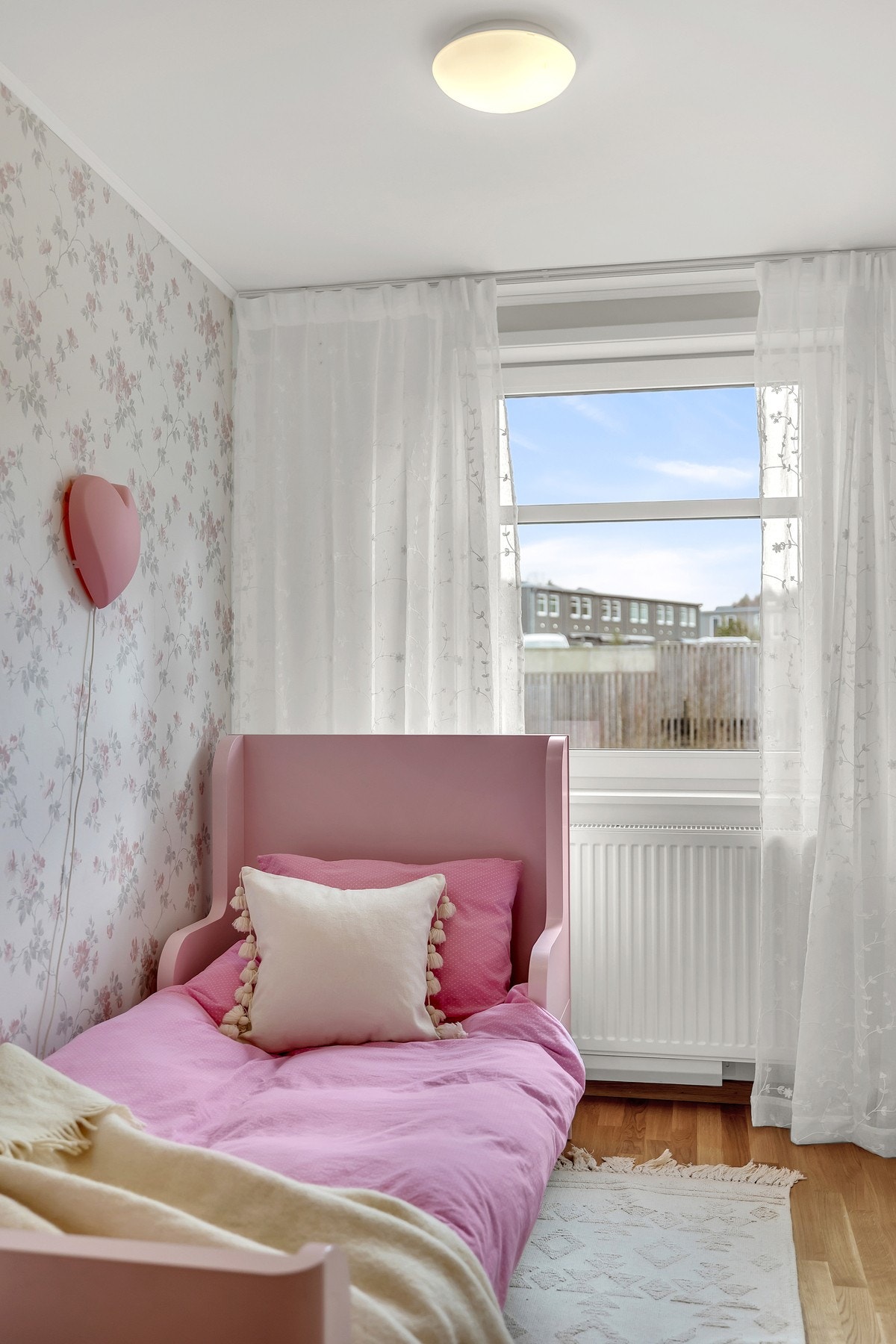 Stort vindu som slipper inn godt med lys. Galleribilde
