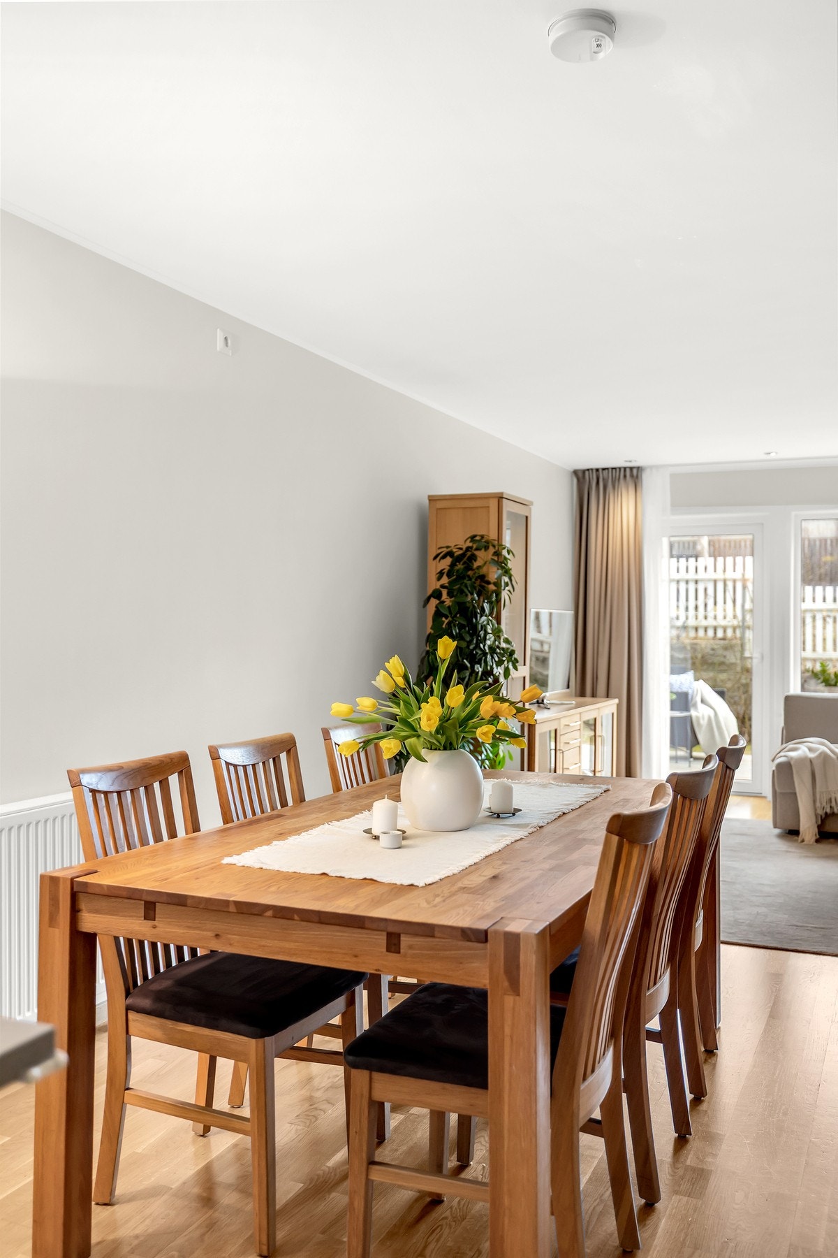 Det er god plass til spisebord - Her kan samle venner og familie til et herlig måltid. Galleribilde