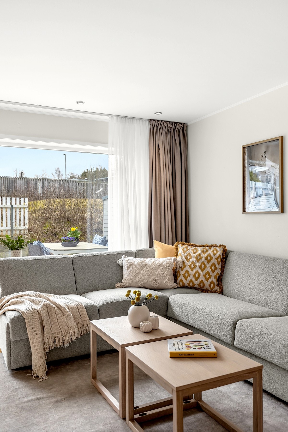 Store vindusflater som slipper inn rikelig med naturlig lys. Galleribilde