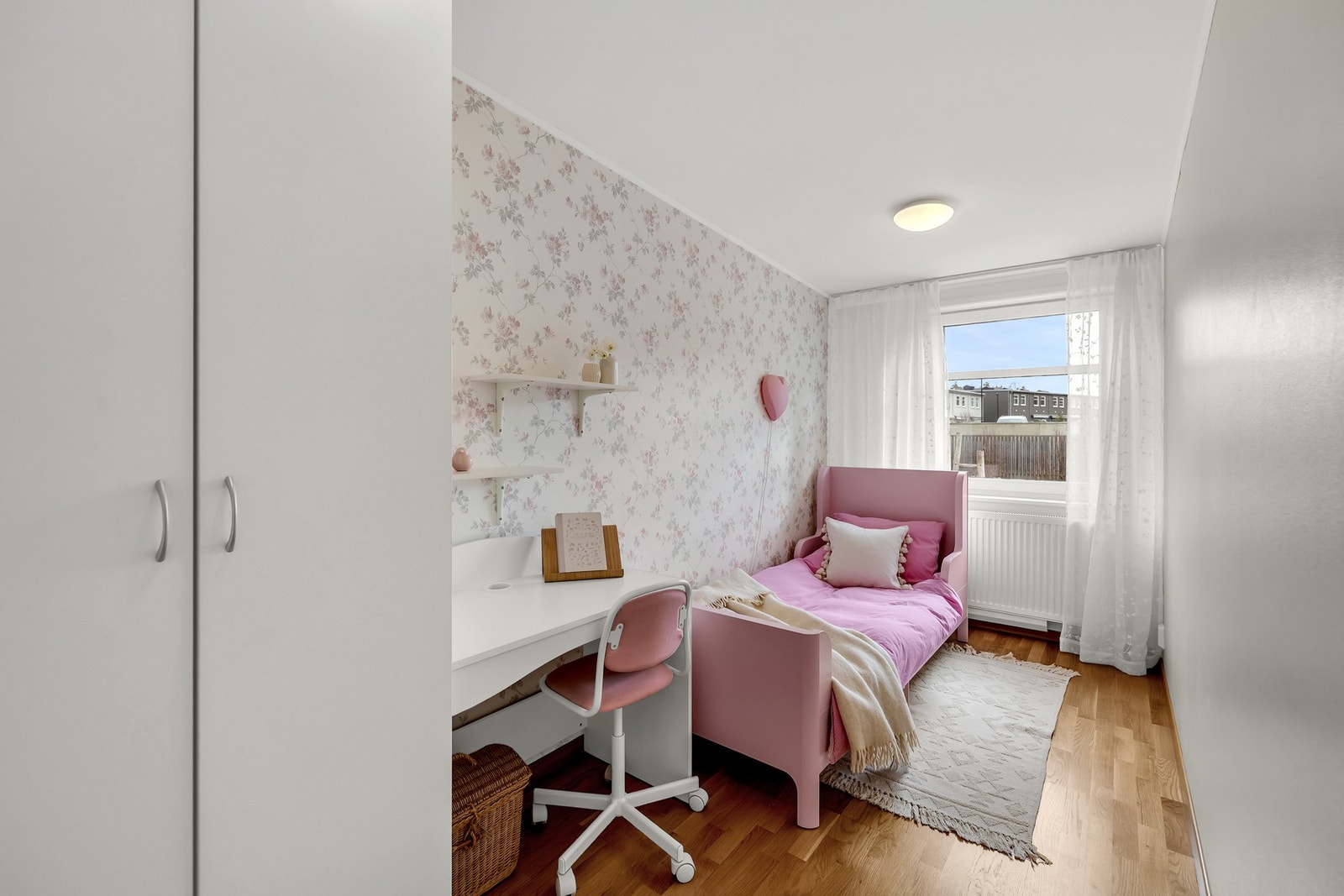 Soverom nr.3 er av god størrelse med plass til seng, skrivebord og garderobeskap. Galleribilde