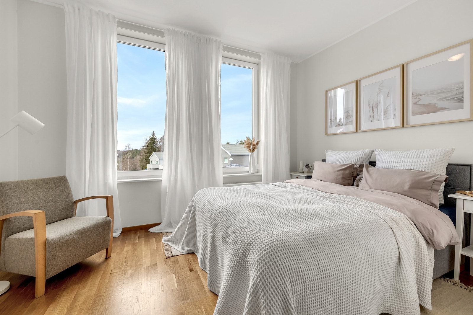 Store vinduer som slipper inn rikelig med naturlig lys. Galleribilde