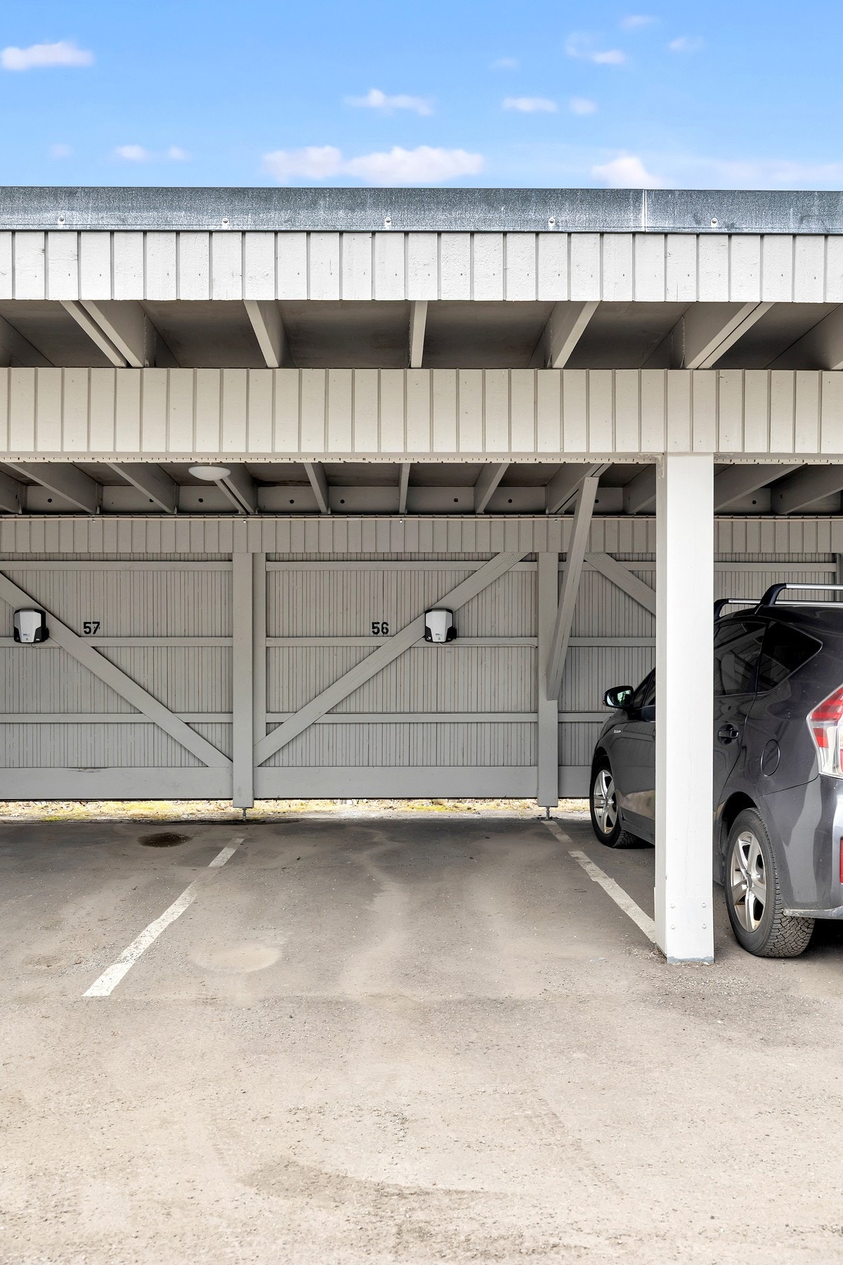Det medfølger biloppstillingsplass i egen carport. Galleribilde