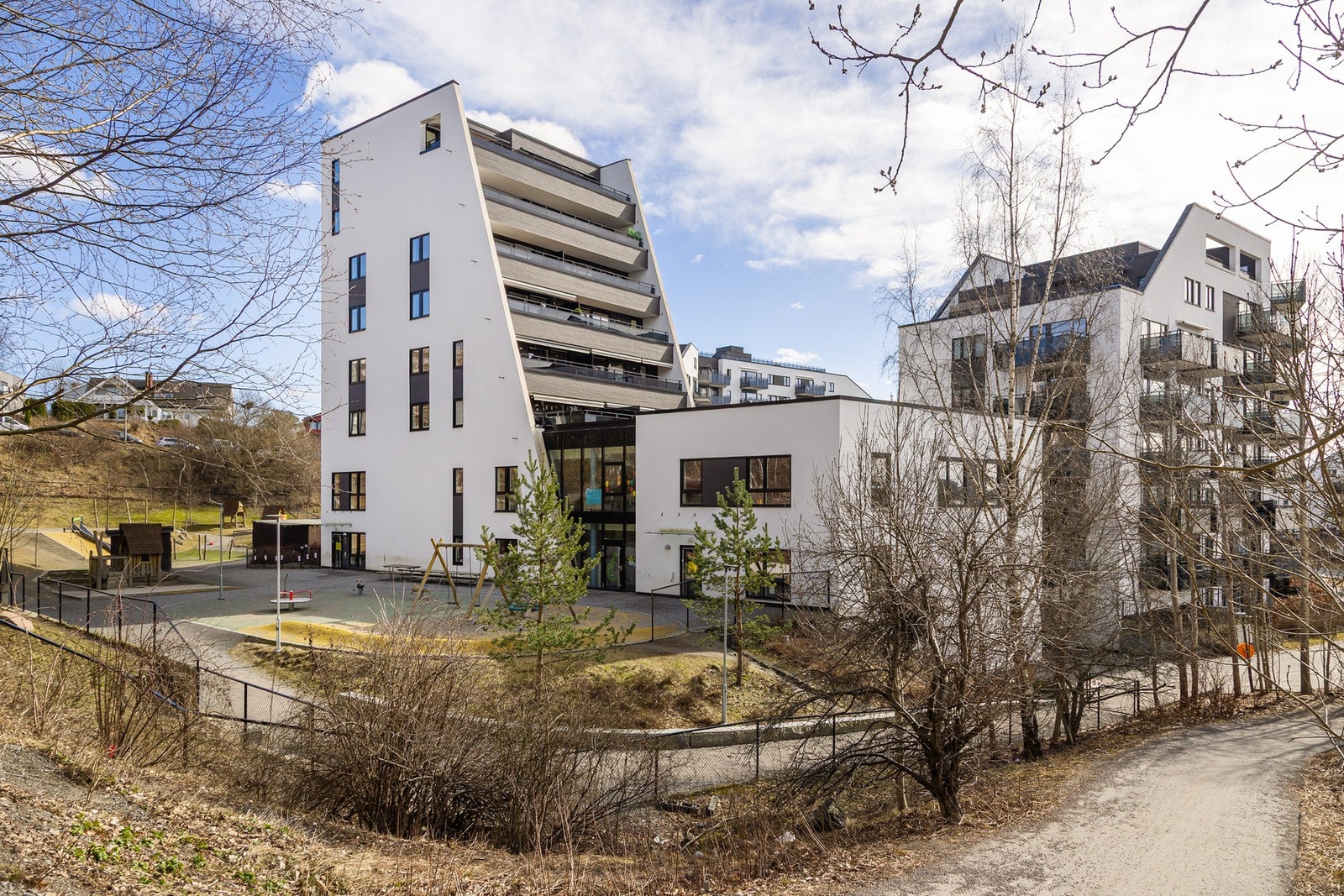 Nærmeste barnehage er Nybyen barnehage som ligger i Mørtelverksbakken 29. Galleribilde
