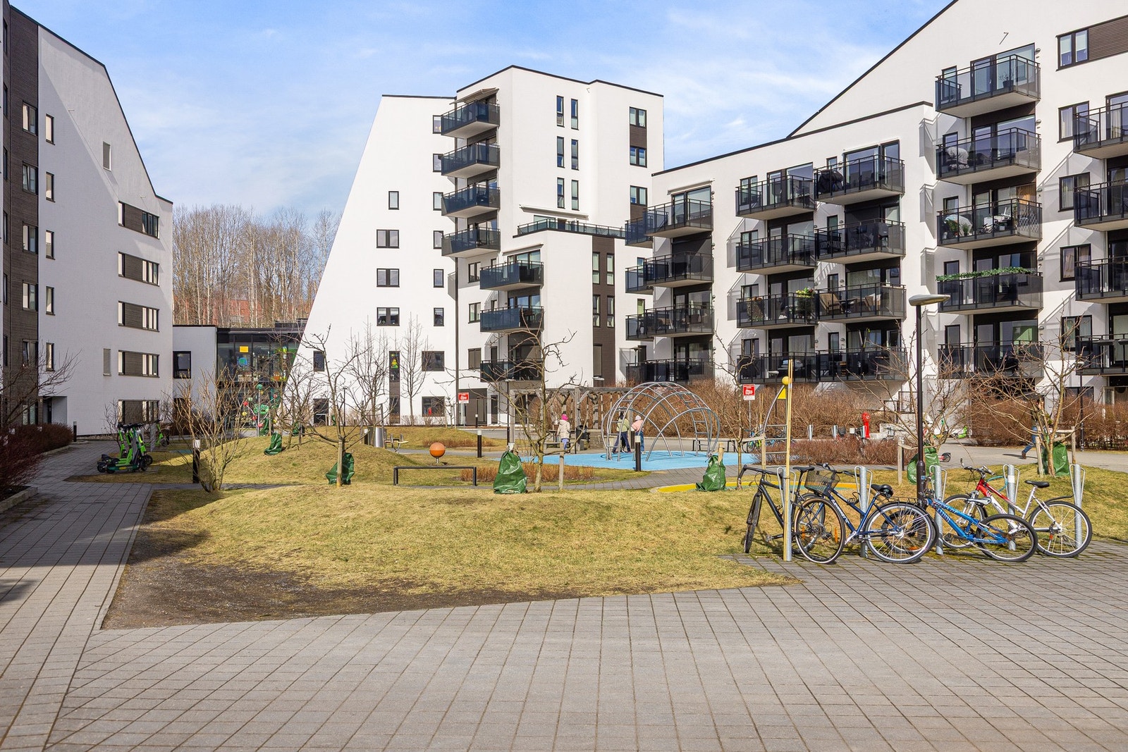 Fellesarealet er opparbeidet med asfalterte internveier, sykkelparkering, lekeplasser, sittegrupper, plenarealer, trær, prydbusker og diverse beplantning. Galleribilde