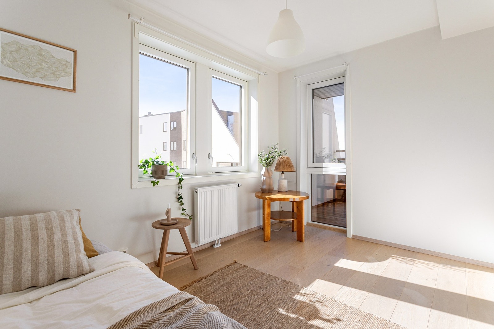 Her er det fin plass til seng, nattbord, skrivebord og garderobeløsning. Galleribilde