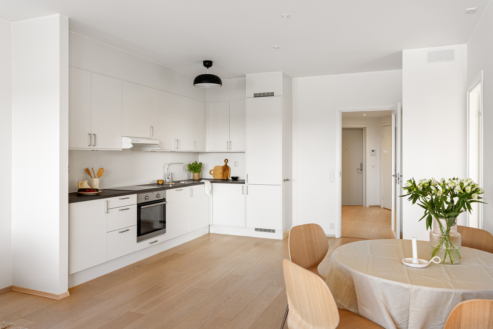 Det fine og tidløse kjøkkenet er godt utstyrt og har rikelig med både skap- og benkeplass. Innredningen har glatte fronter og laminat benkeplate, samt oppvaskkum av stål. Galleribilde
