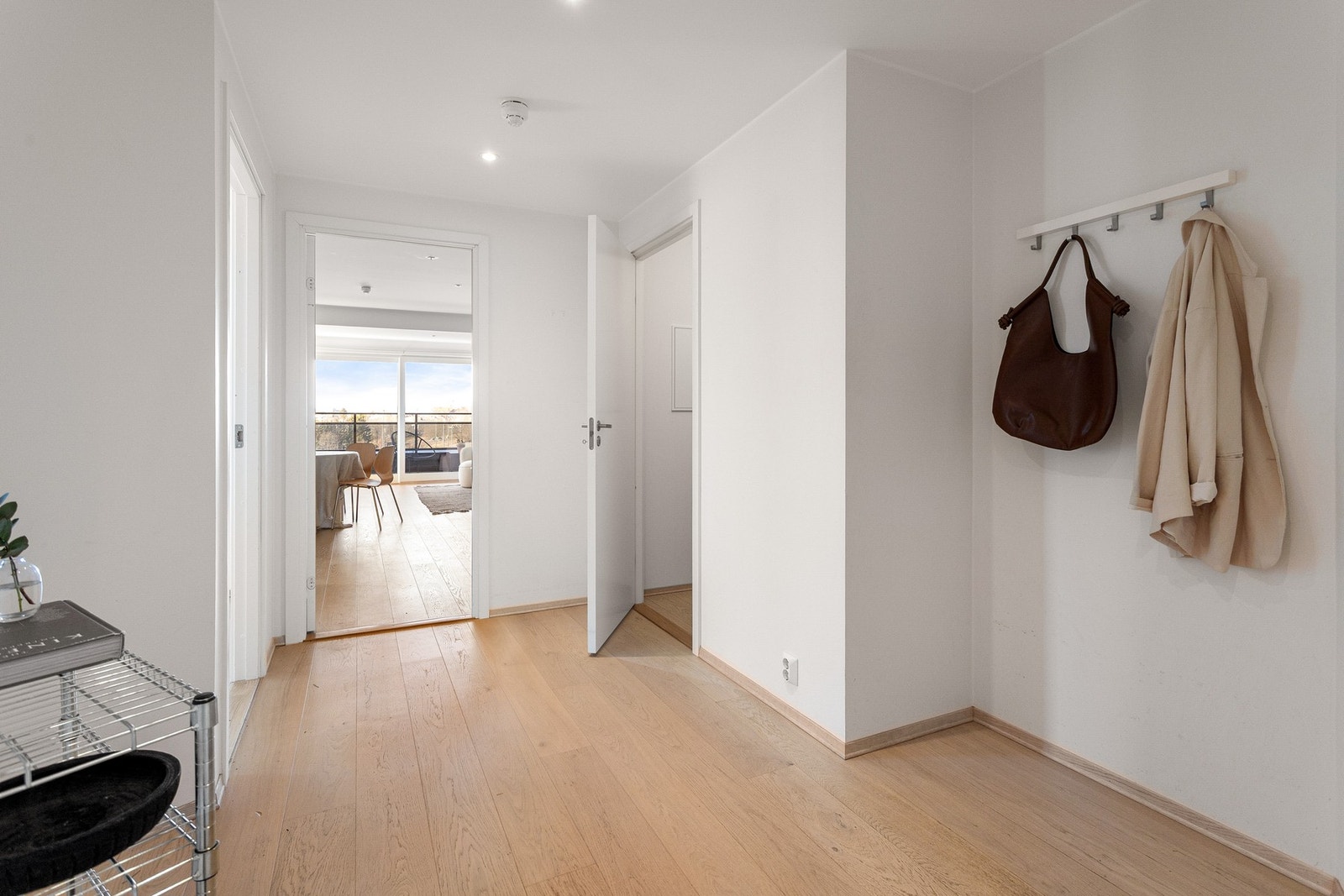 Det er enkel adkomst til boligen med heis i bygget, men skulle du ønske å ta trappene kan du stoppe i byggets 5. etasje Galleribilde