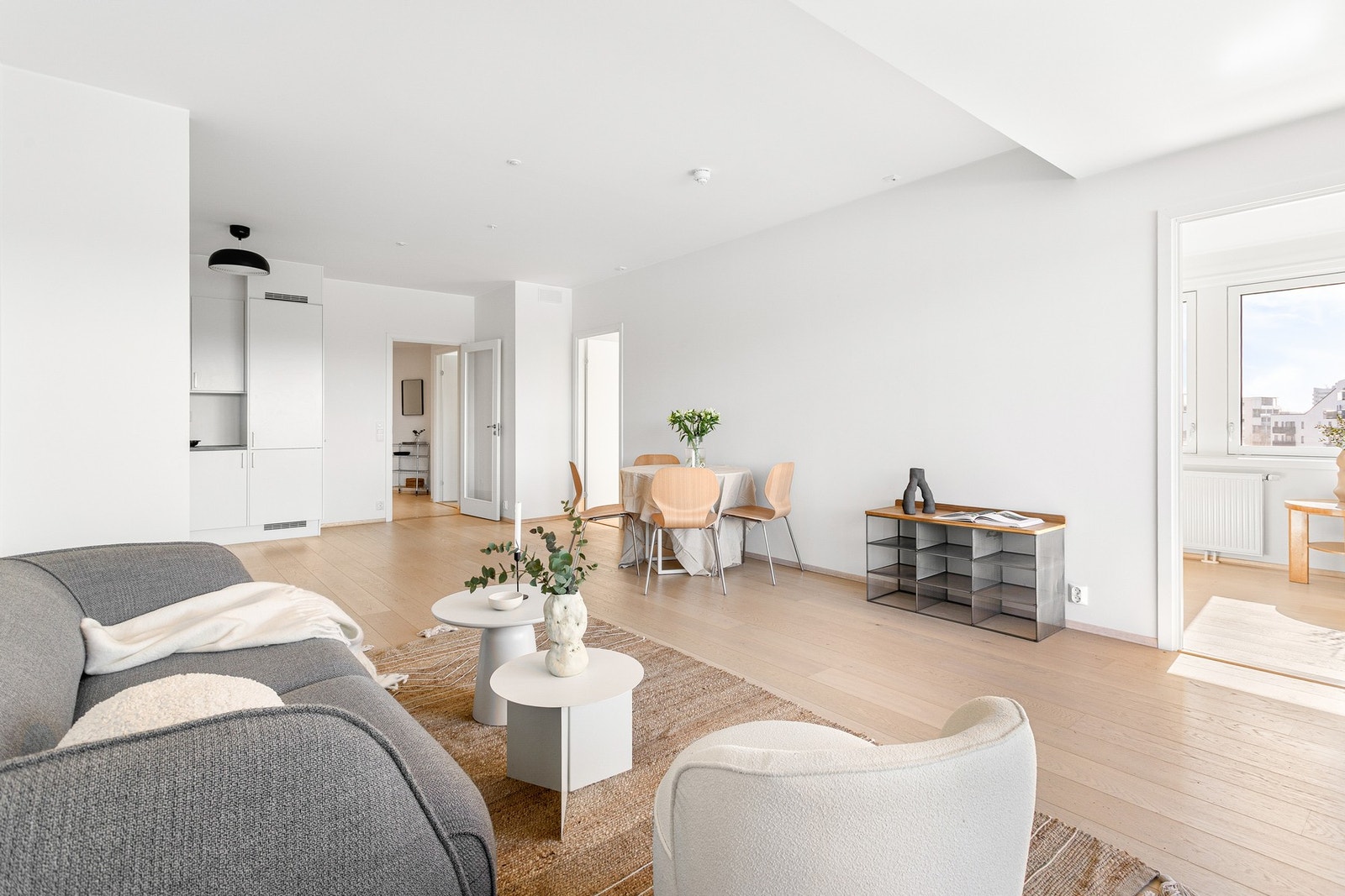 I stuedelen er det naturligvis plass til stor sofagruppe, salongbord, TV og mediemøblement. Galleribilde