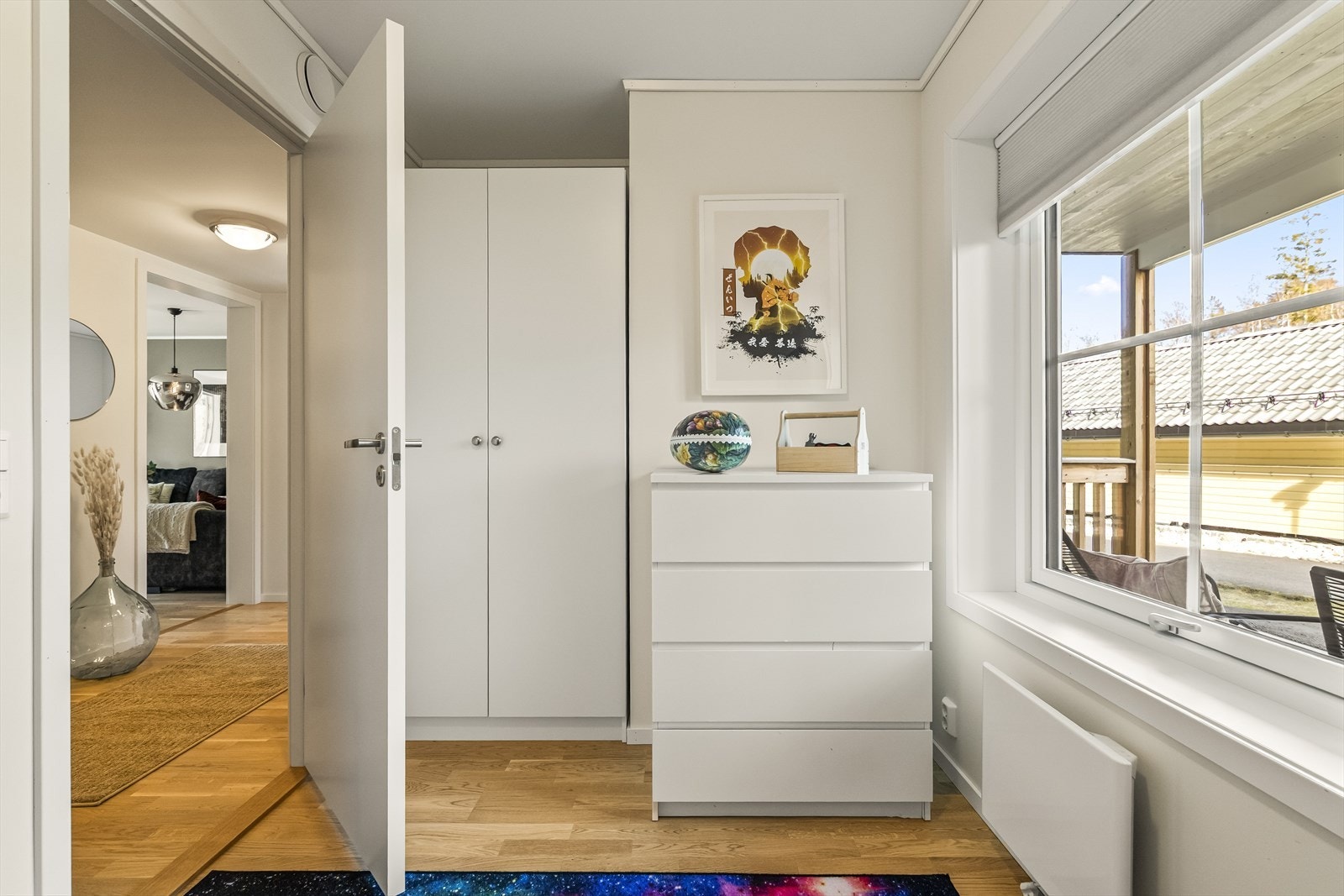 Begge soverommene har vinduer mot øst, så her titter morgensolen inn. Galleribilde