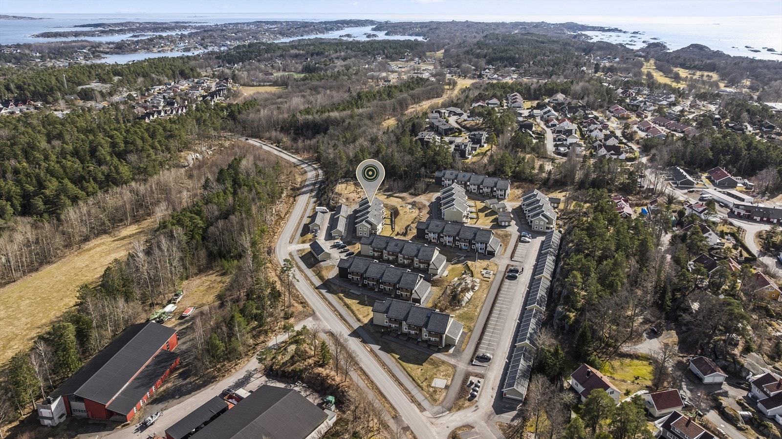 Tjøme er særlig kjent for sin vakre skjærgård og byr på unike naturopplevelser året rundt. Områder som Moutmarka og Verdens Ende, som er en del av Færder nasjonalpark, tilbyr spektakulær natur. Galleribilde