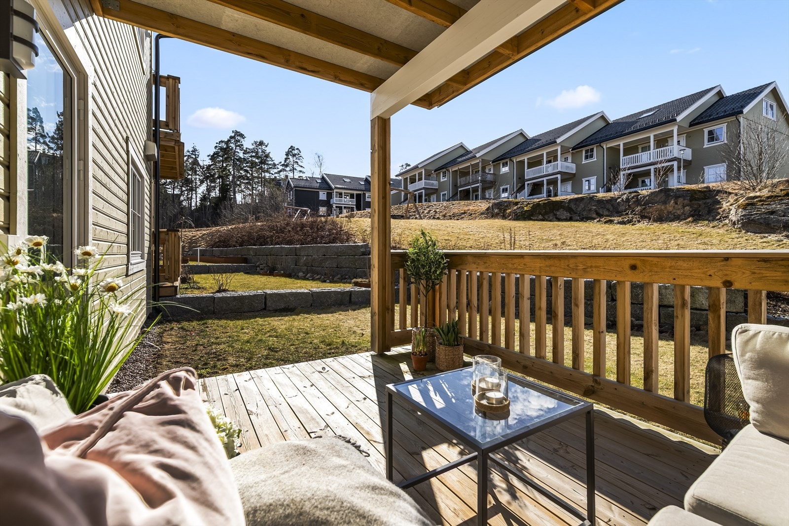 Terrassen leder videre ut til en plan hage, med plass til uteaktiviteter for både store og små. Galleribilde