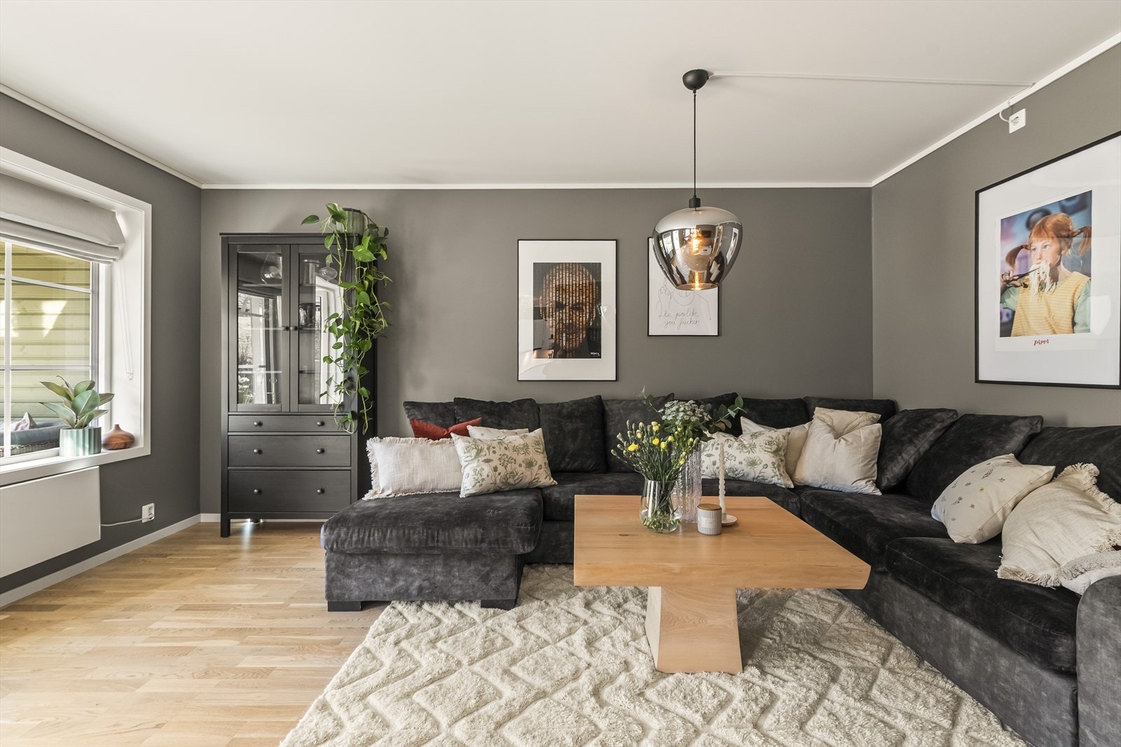 Stuen er utformet som en åpen og sosial sone med rikelig plass til både sofagruppe og spisebord. Galleribilde