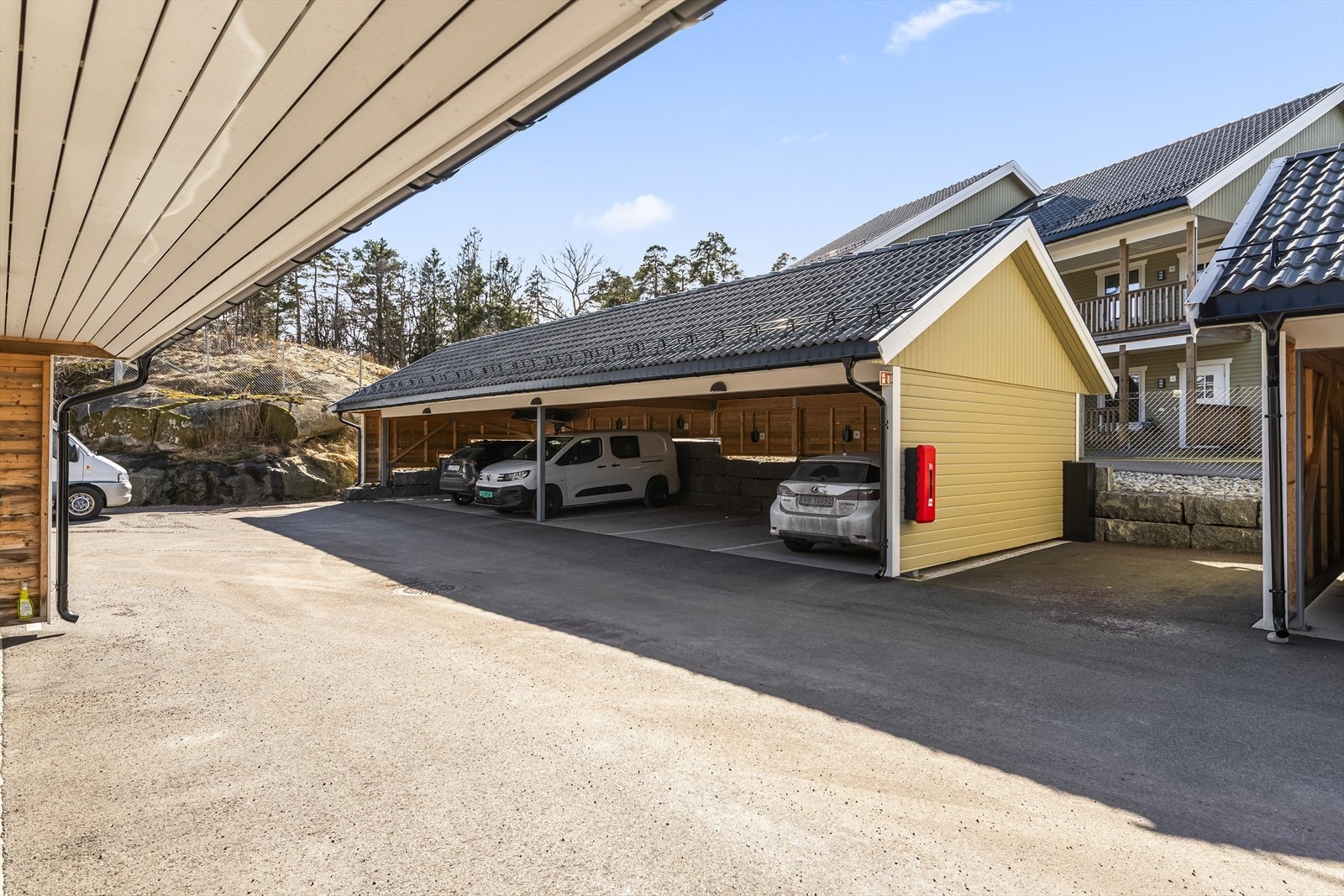 Det medfølger en praktisk carport i felles anlegg med tilhørende bod. Galleribilde