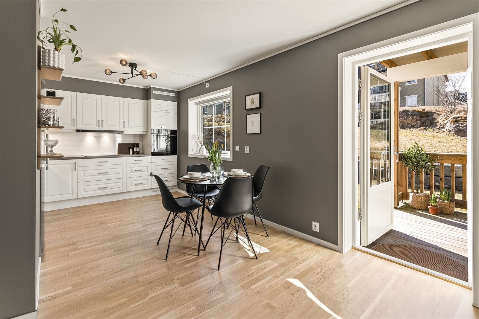 Fra stuen er det direkte utgang til en flott, vestvendt hovedterrasse som fungerer som en naturlig forlengelse av oppholdsrommet i sommerhalvåret. Galleribilde