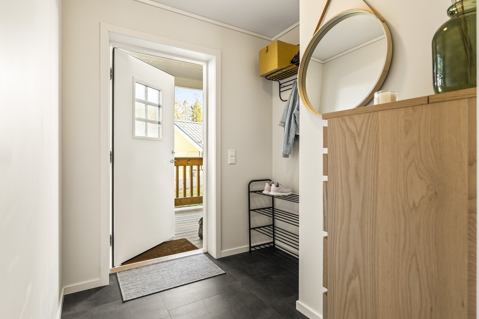 Du ønskes velkommen inn i et lyst vindfang som gir et godt førsteinntrykk av boligen. Her er det god plass til sko og yttertøy. Galleribilde