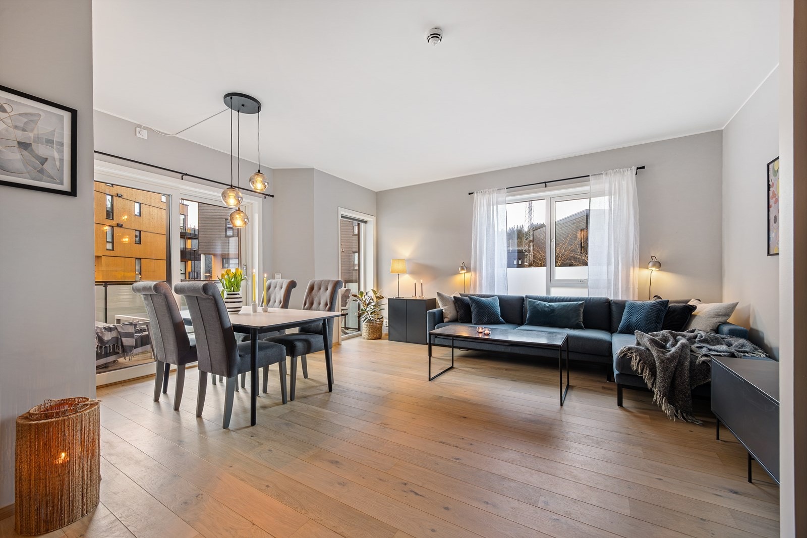 En nyere, moderne og lekker treroms leilighet fra 2020. Galleribilde