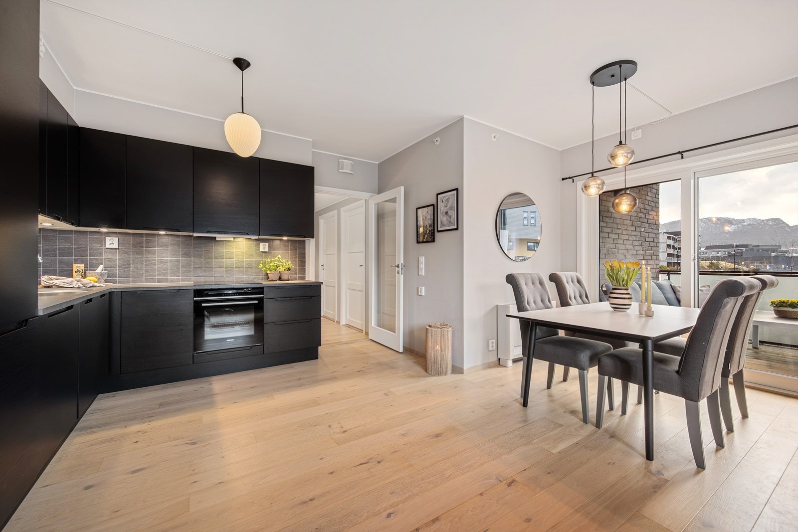 Innredningen har sorte slette fronter og laminert benkeplate med nedfelt vask. Galleribilde