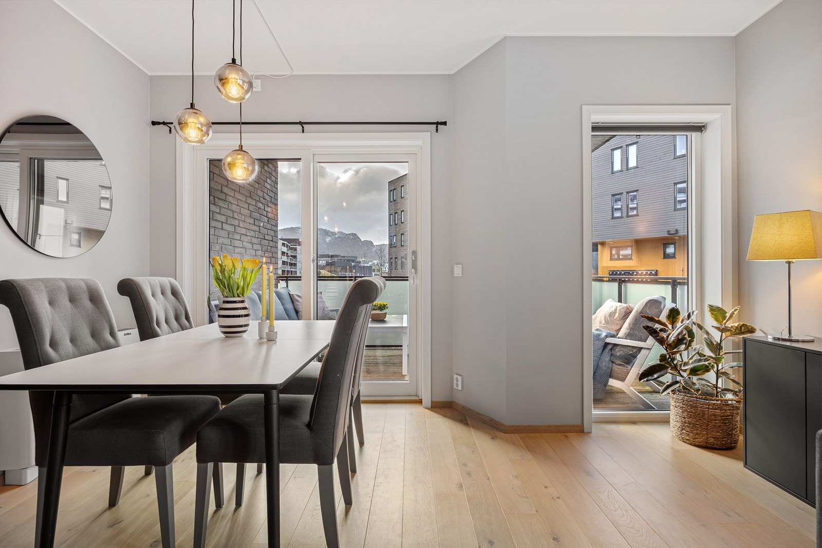 Det er god plass til å innrede med sofagruppe, spisebord og øvrig ønsket møblement. Galleribilde