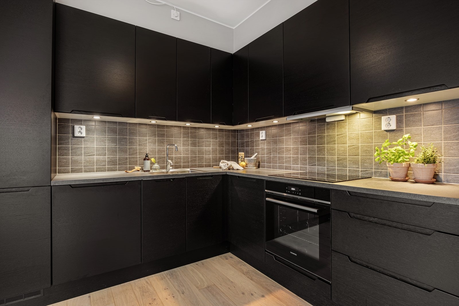 Kjøkkenet er oppgradert med fliser mellom skapene, stor vask og Røros slimline ventilator. Galleribilde