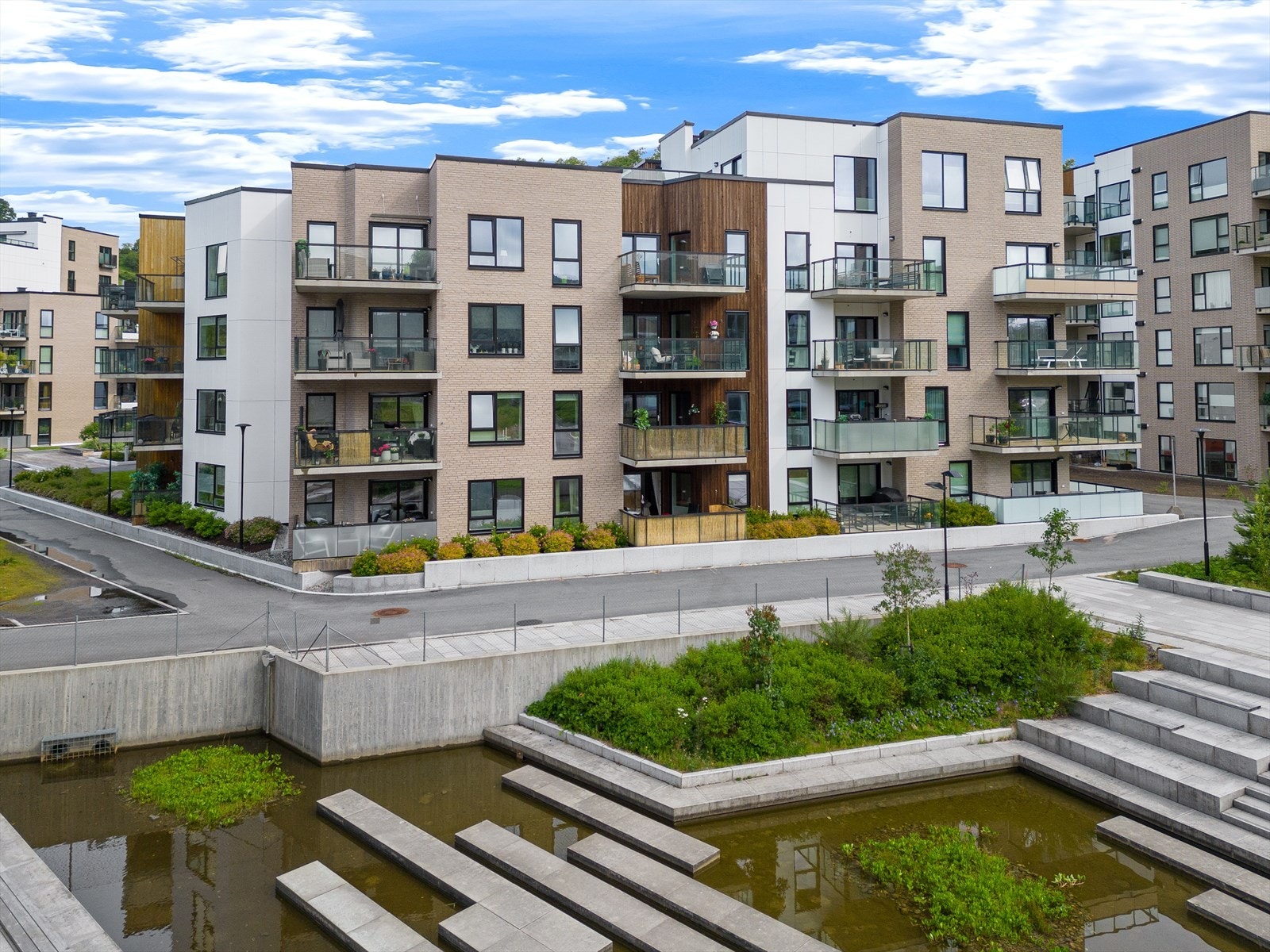 Leiligheten har garasjeplass med kort avstand til byggets heis Galleribilde