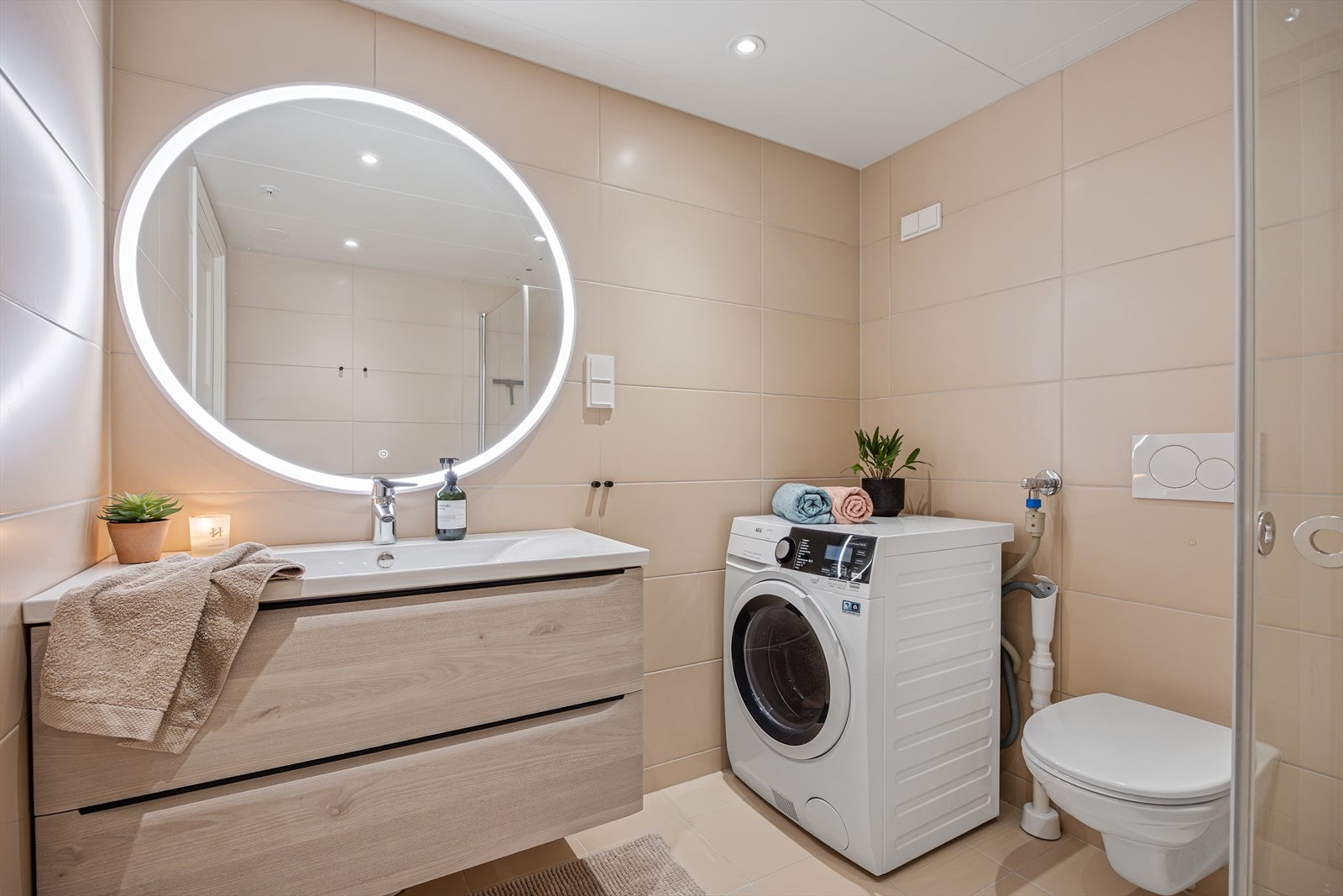 Badet er helfliset og har vannboren varme i gulv og downlights i himling. Galleribilde