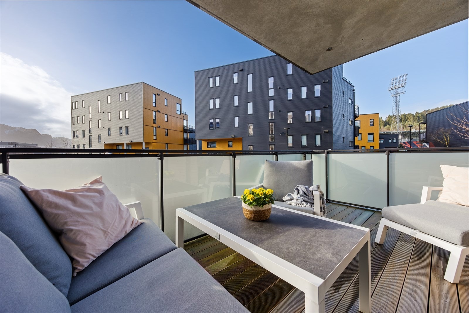 Terrassen har god plass til ønsket utemøblement. Galleribilde