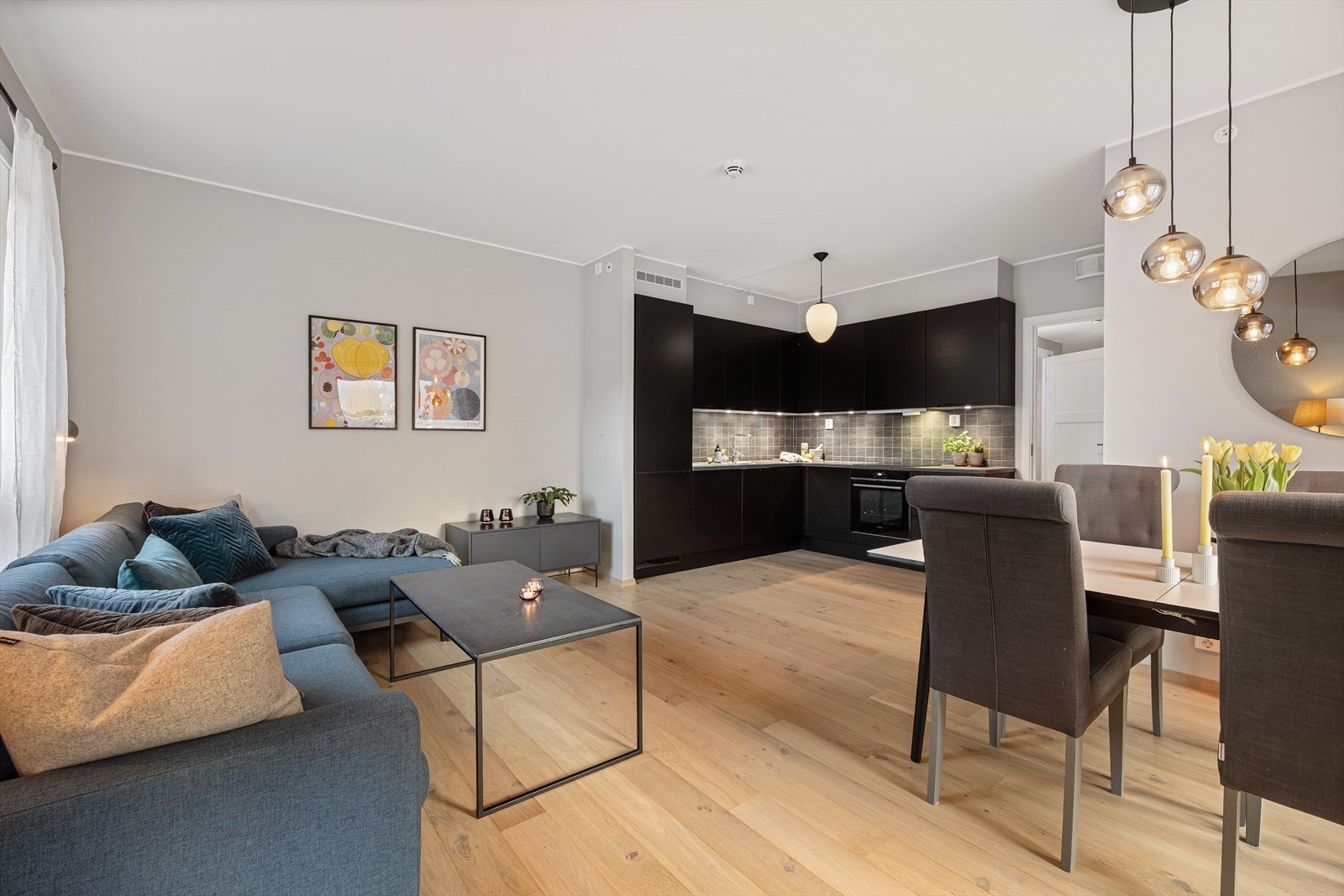 Kjøkkenet inneholder en stilren og moderne innredning fra kvalitetsleverandøren HTH. Galleribilde