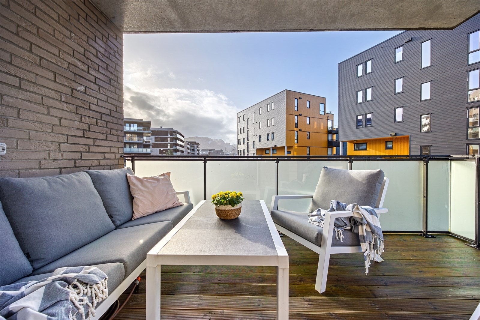 Fra stuen er det utgang til en solrik sørvestvendt terrasse på ca 10 m². Galleribilde