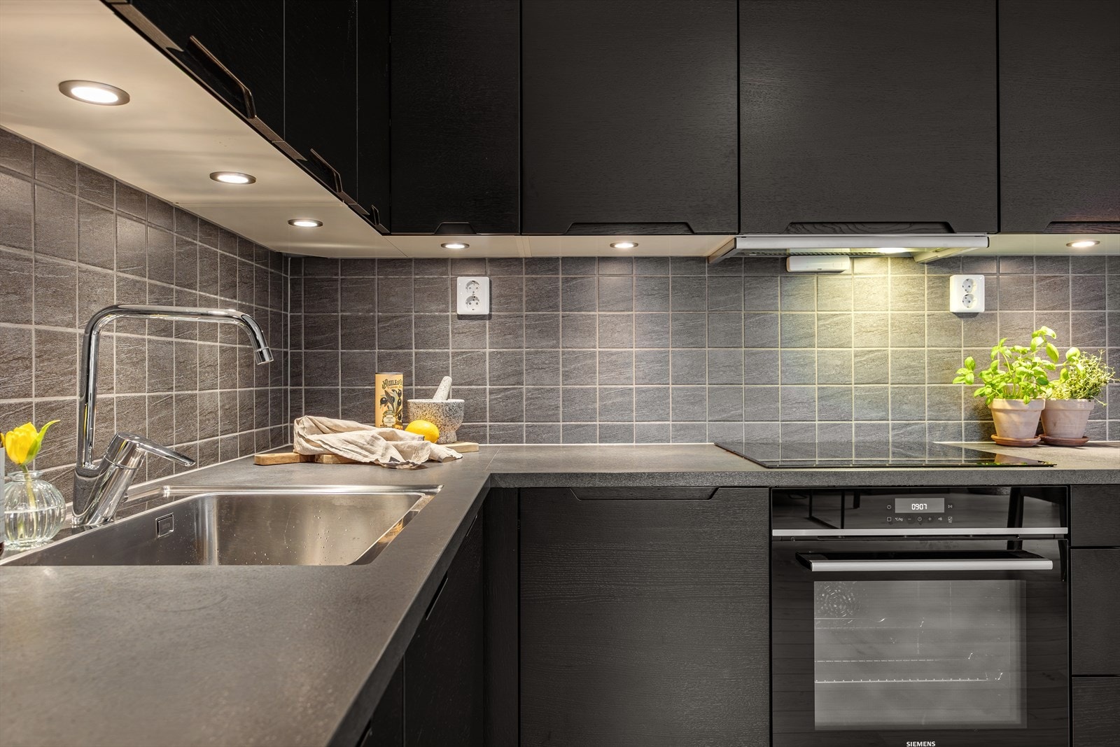 Hvitevarer som kombiskap, stekeovn, platetopp og oppvaskmaskin er integrert i innredningen. Galleribilde