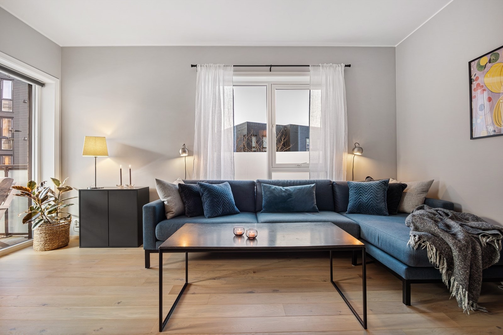 Åpen og sosial stue- og kjøkkenløsning av god størrelse. Galleribilde