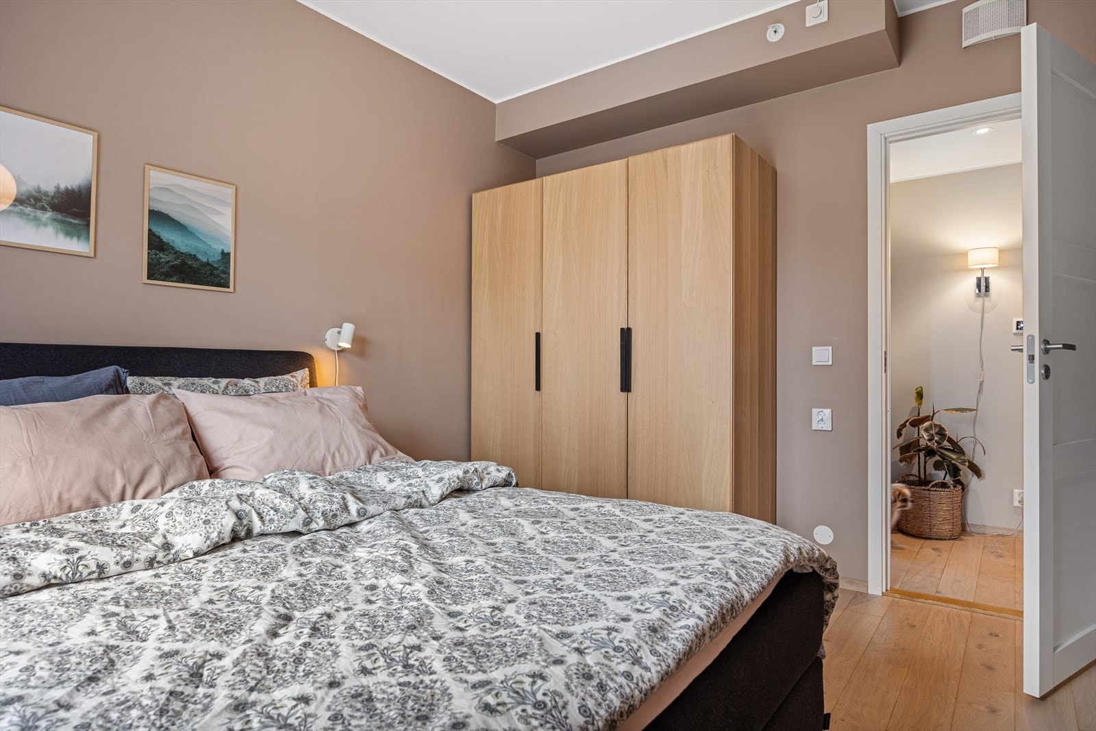 På soverommene er det medfølgende garderobeskap og det er ellers god plass til en standard soveromsinnredning. Galleribilde