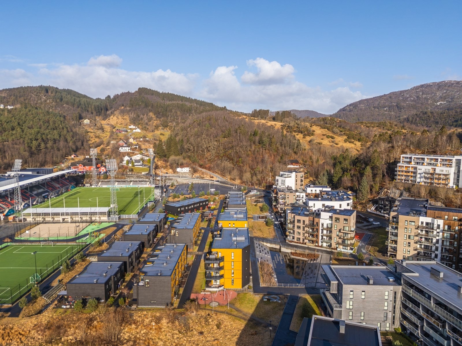 Her bor man sentralt med kort vei til Thon senter Åsane, idrettsparken på Myrdal, og Åsane Bussterminal. Galleribilde