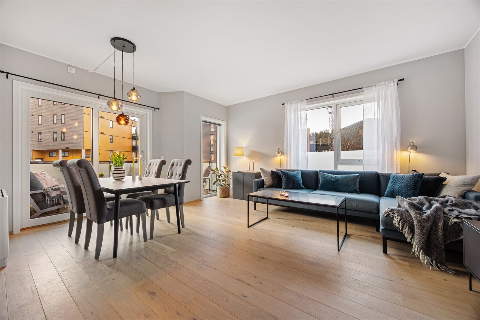 Rommet har en funksjonell utforming og store vindusflater som gir et flott lysinnslipp. Galleribilde