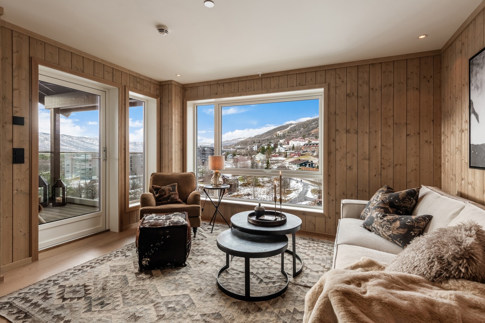 Beliggende vestvendt, solrikt med en nesten uslåelig utsikt (Bilde fra 402). Galleribilde