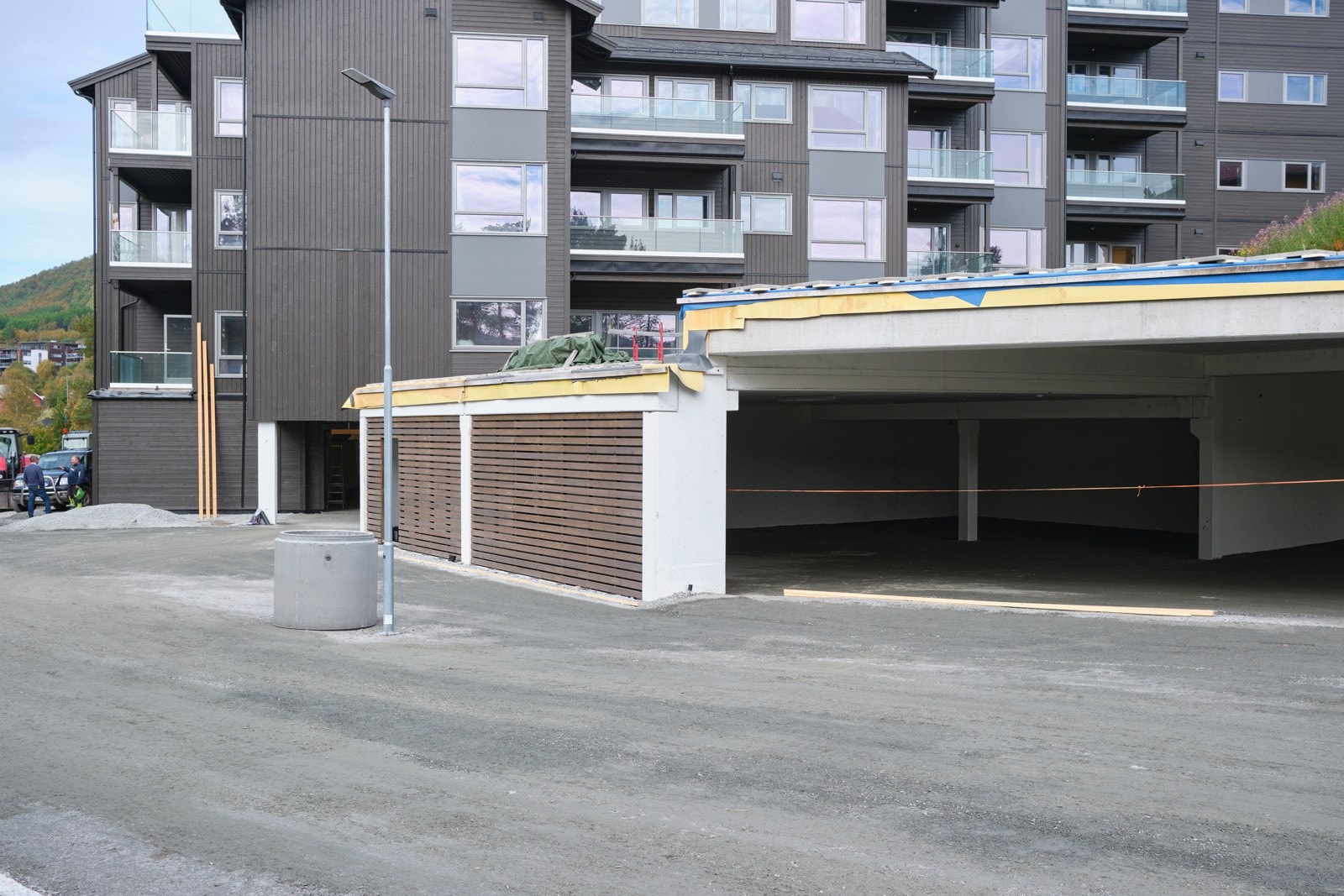 Breidablikk har inngang nede ved garasjen, og oppe mot RV7 (Foto: Anders Medhus /Hallingcast) Galleribilde