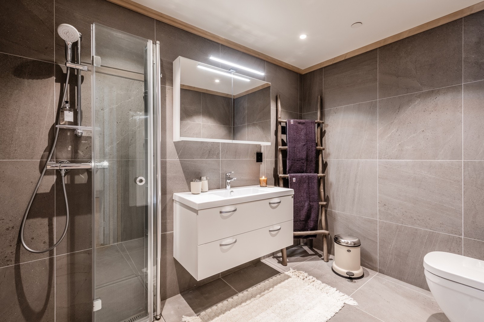 Praktisk flislagt bad - hvor du også kan påvirke fargevalget selg (Bilde fra leilighet 402) Galleribilde