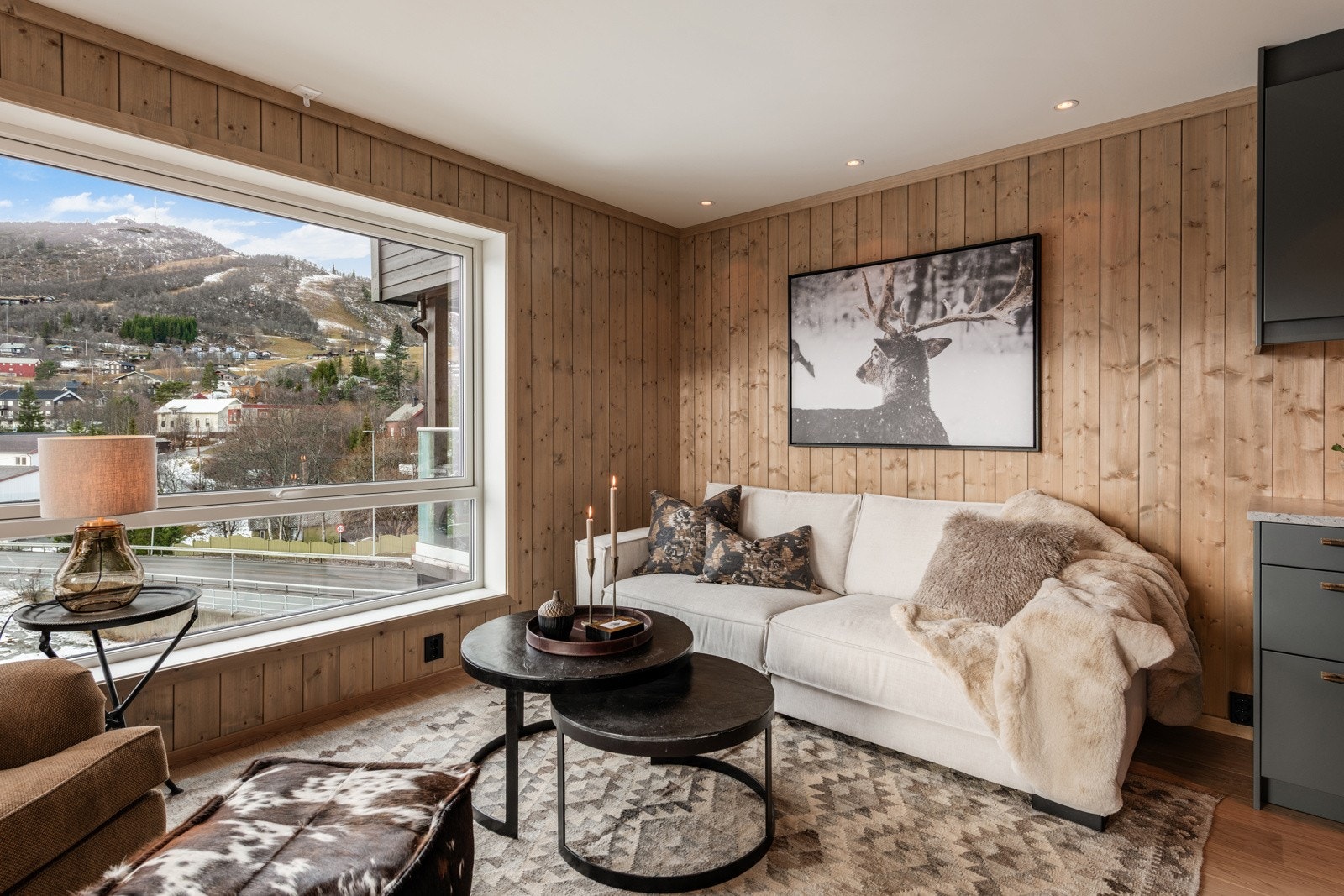 Store vindusflater slipper inn mye dagslys og gir en flott utsikt (Bilde fra 402). Galleribilde