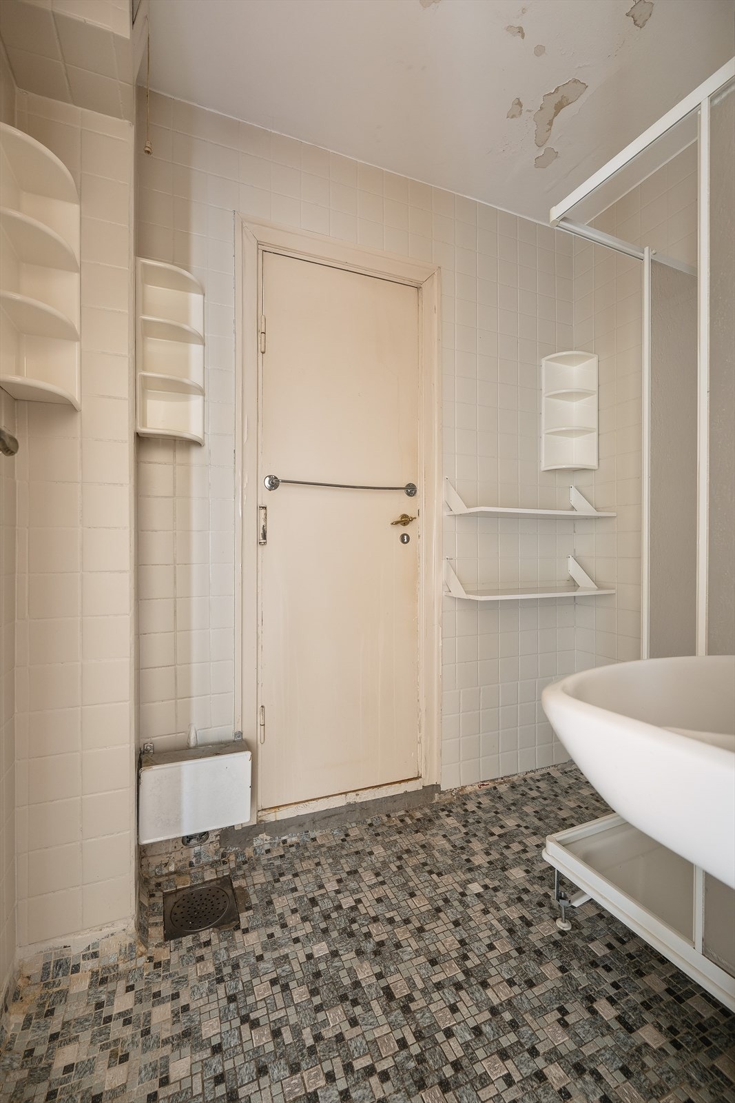 På badet er gulv og vegger flislagt, i tillegg har rommet støpejernssluk. Galleribilde