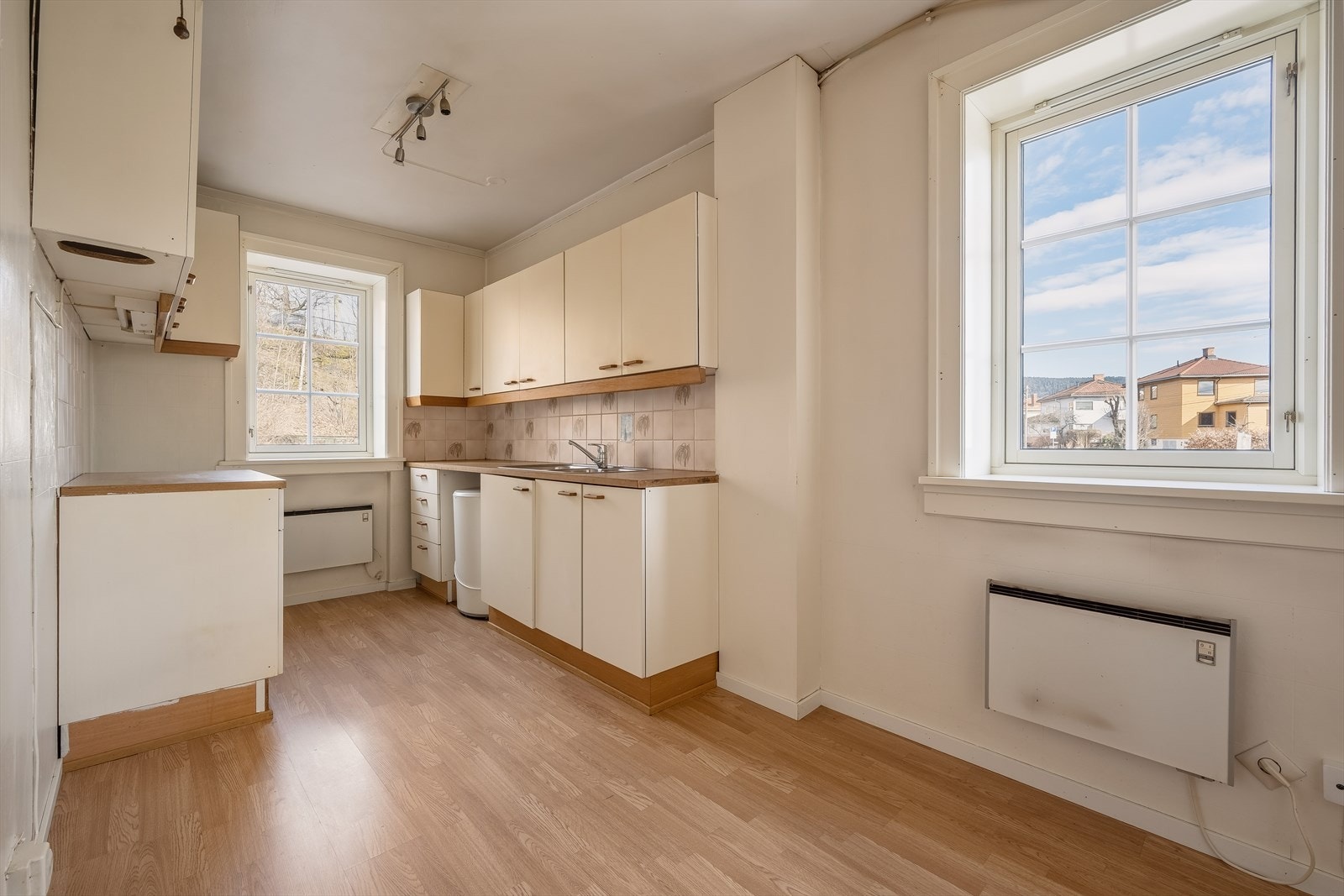 Kjøkkeninnredningen har slette fronter og laminert benkeplate, med nisje for komfyr og kjøleskap. Galleribilde