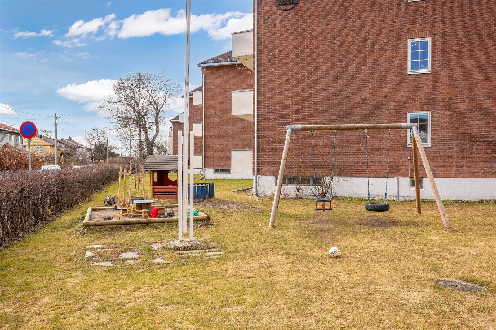 Meget koselig og felles hageområdet for store og små. Galleribilde