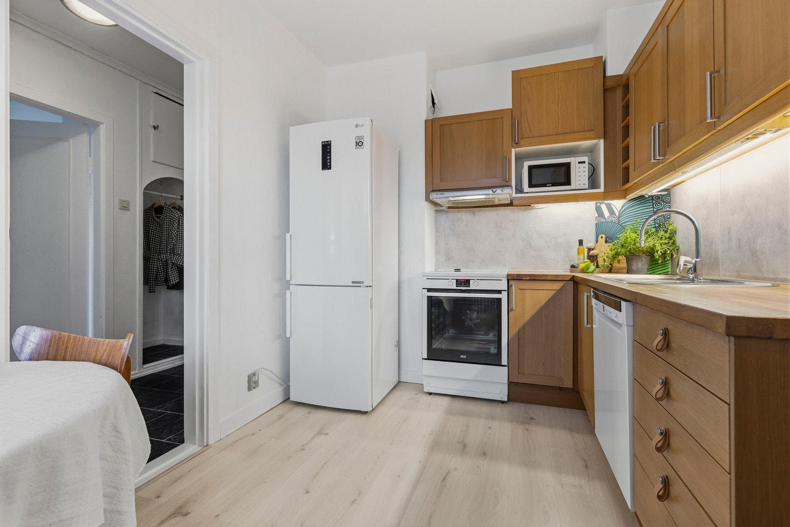 Kjøkkenet har en praktisk innredning med profilerte fronter og en solid benkeplate i heltre Galleribilde