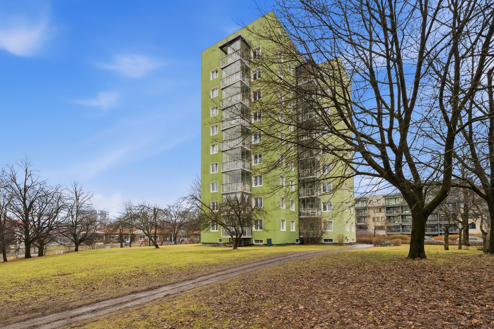 Her bor du rolig og skjermet i grønne omgivelser, samtidig som du har kort vei til kollektivtransport Galleribilde