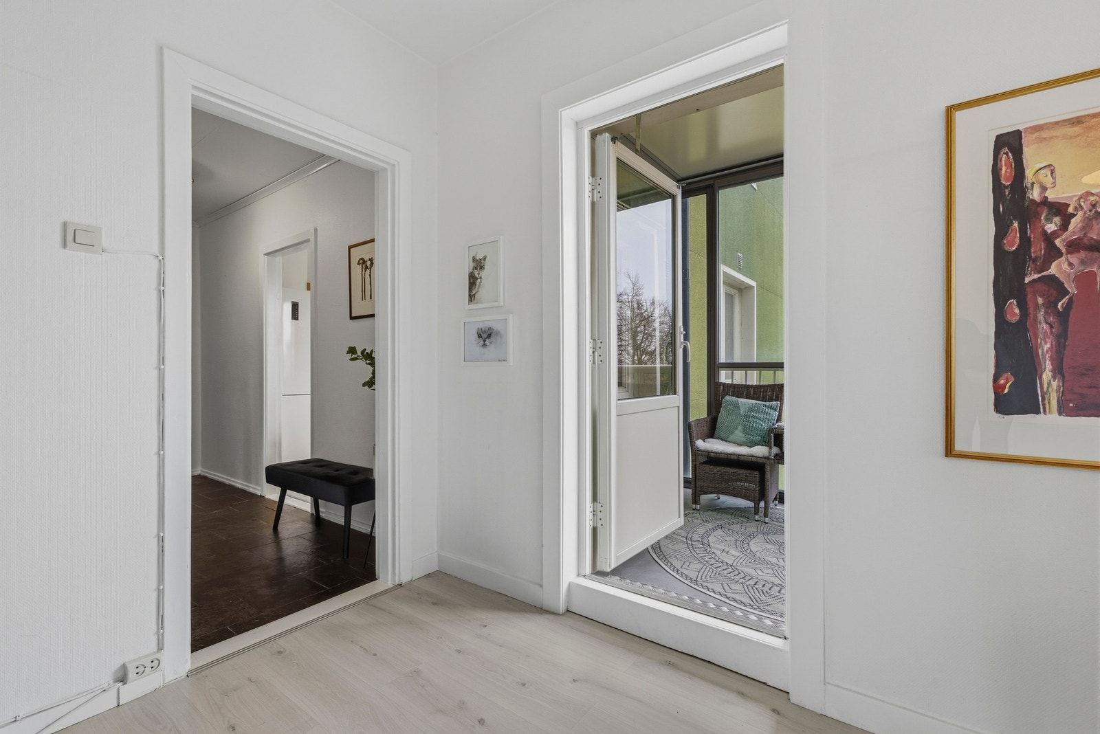 Fra stuen er det utgang til en sydvestvendt, innglasset balkong på ca. 5 kvm Galleribilde