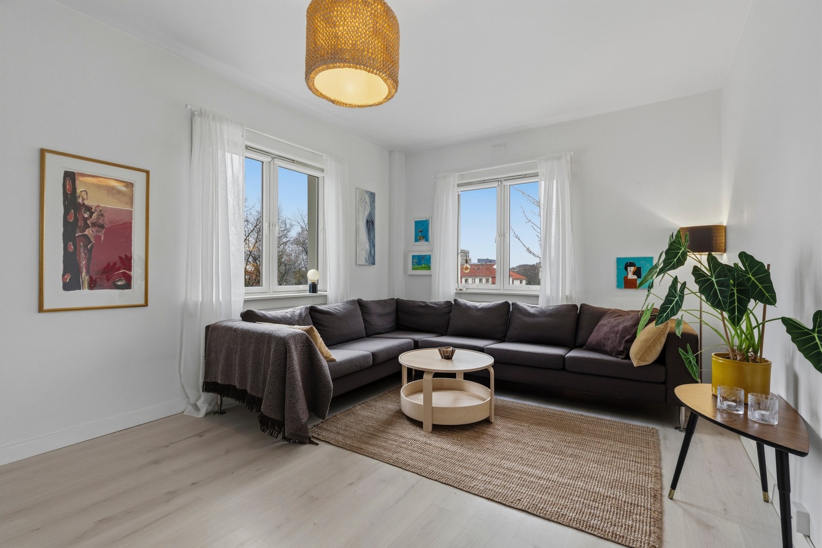 De store vinduene slipper inn rikelig med dagslys, noe som gir et lyst og trivelig rom Galleribilde