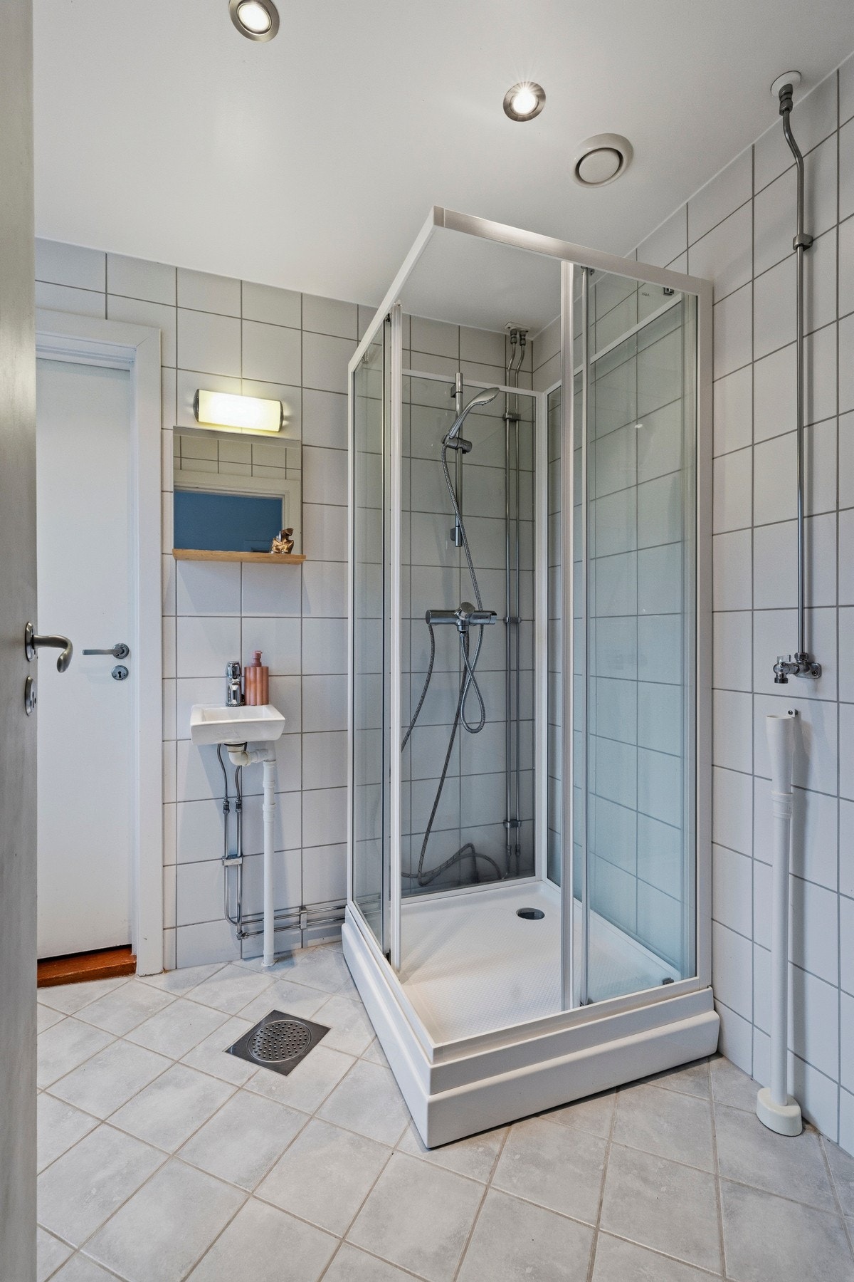 Badet er pusset opp i regi av borettslaget i 2009 og har flislagte overflater og varmekabler i gulvet Galleribilde