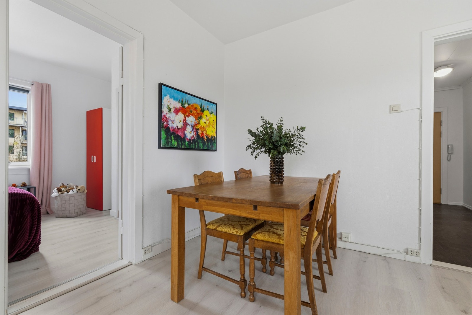 Her kan du enkelt innrede med både sofa, spisebord og oppbevaringsmøbler Galleribilde