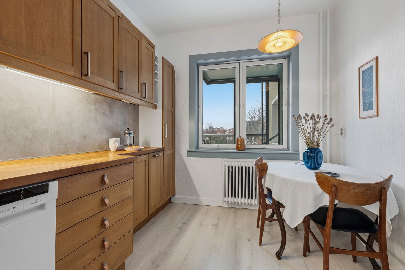 Oppbevaringsplassen er godt utnyttet med skap- og hylløsninger som gir enkel tilgang til det du trenger Galleribilde