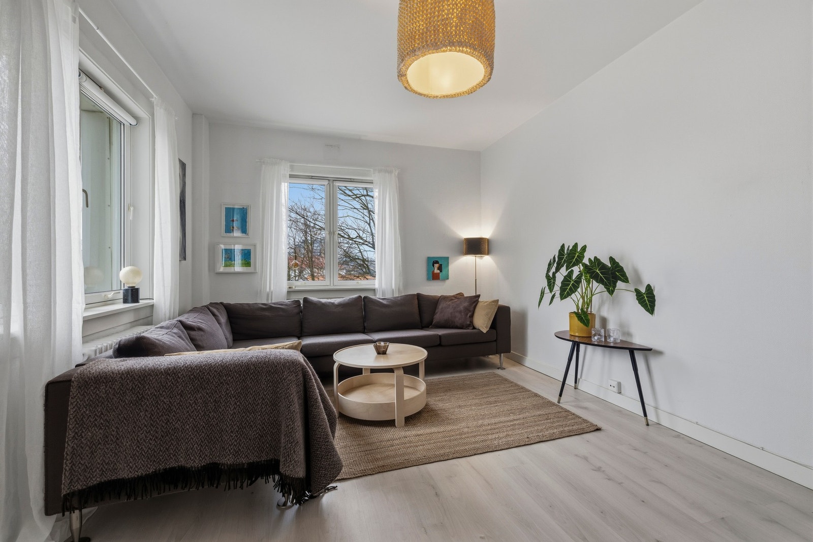 Stuen har en romhøyde på 2,64 meter, noe som gir en luftig følelse og gode muligheter for møblering Galleribilde