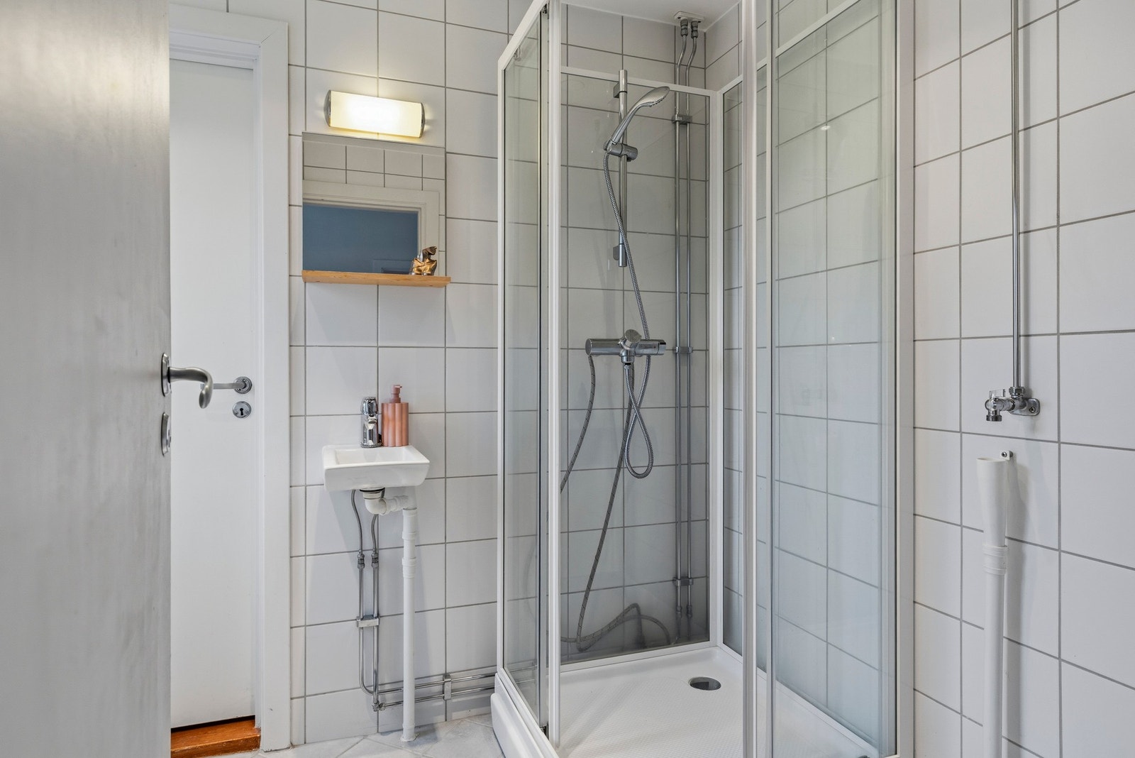 Innredningen består av en servant, et dusjkabinett og opplegg for vaskemaskin Galleribilde