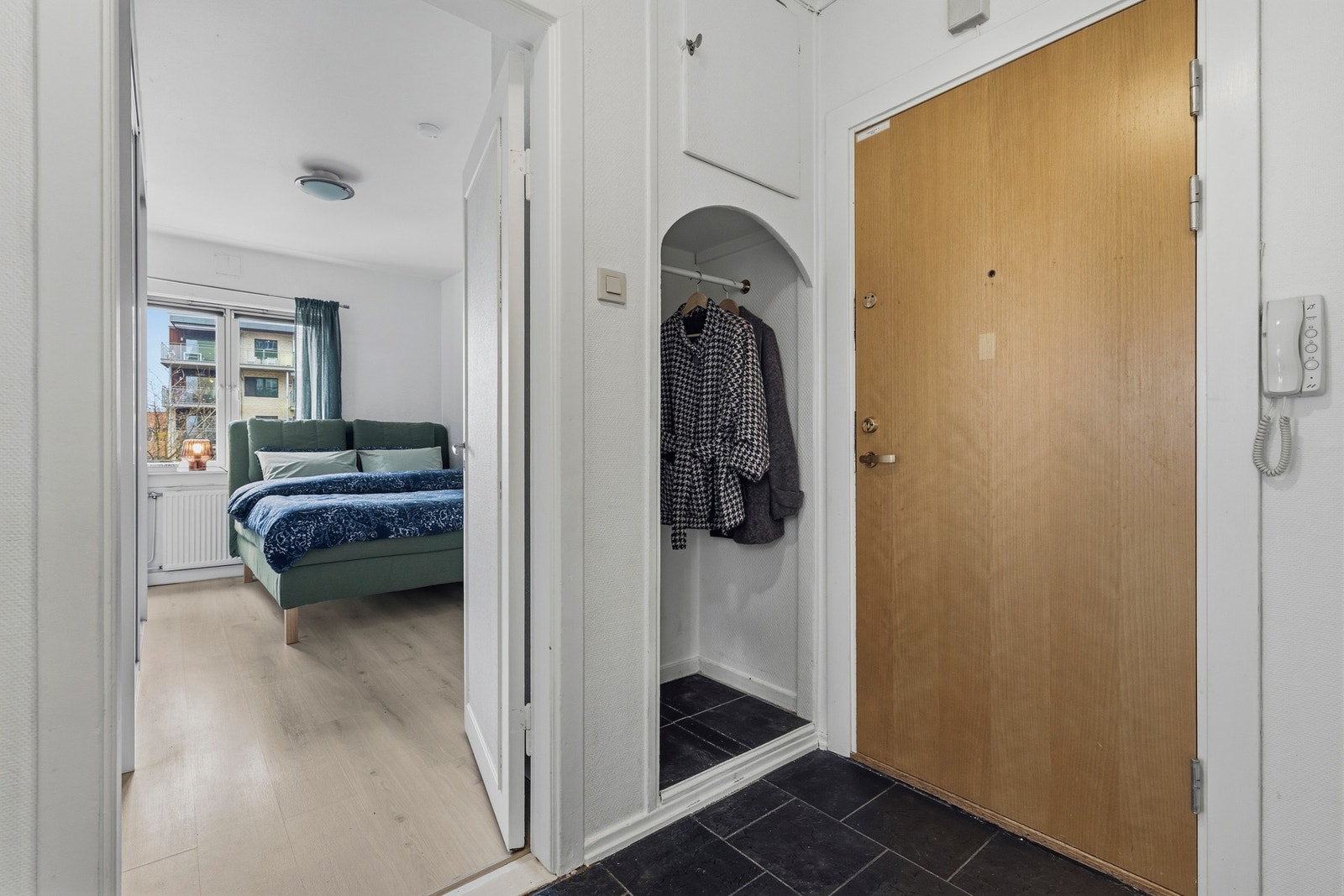 Her er det en egen nisje hvor yttertøy og sko kan ryddes bort Galleribilde